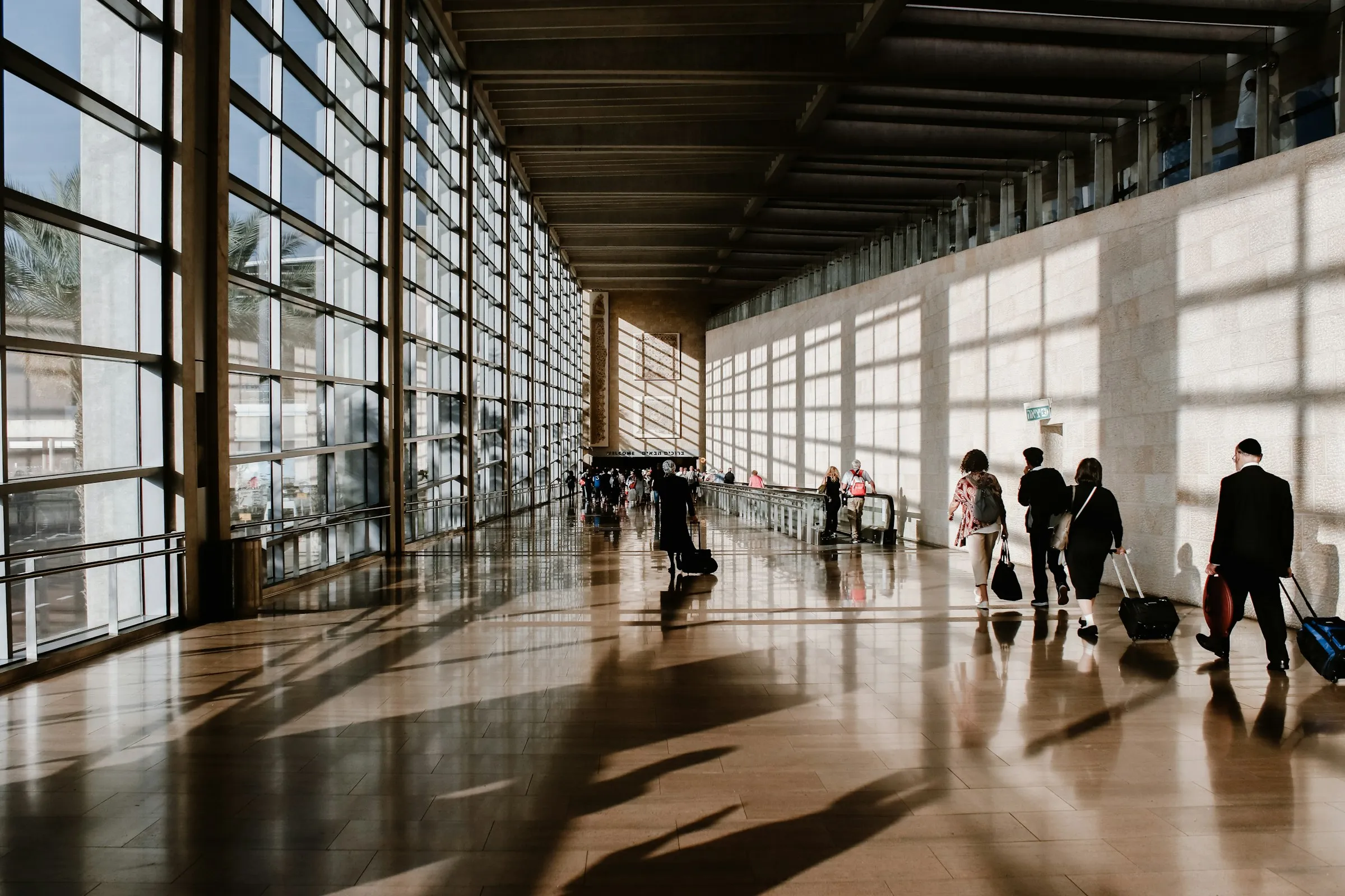 Voyageurs dans le hall d'un aéroport