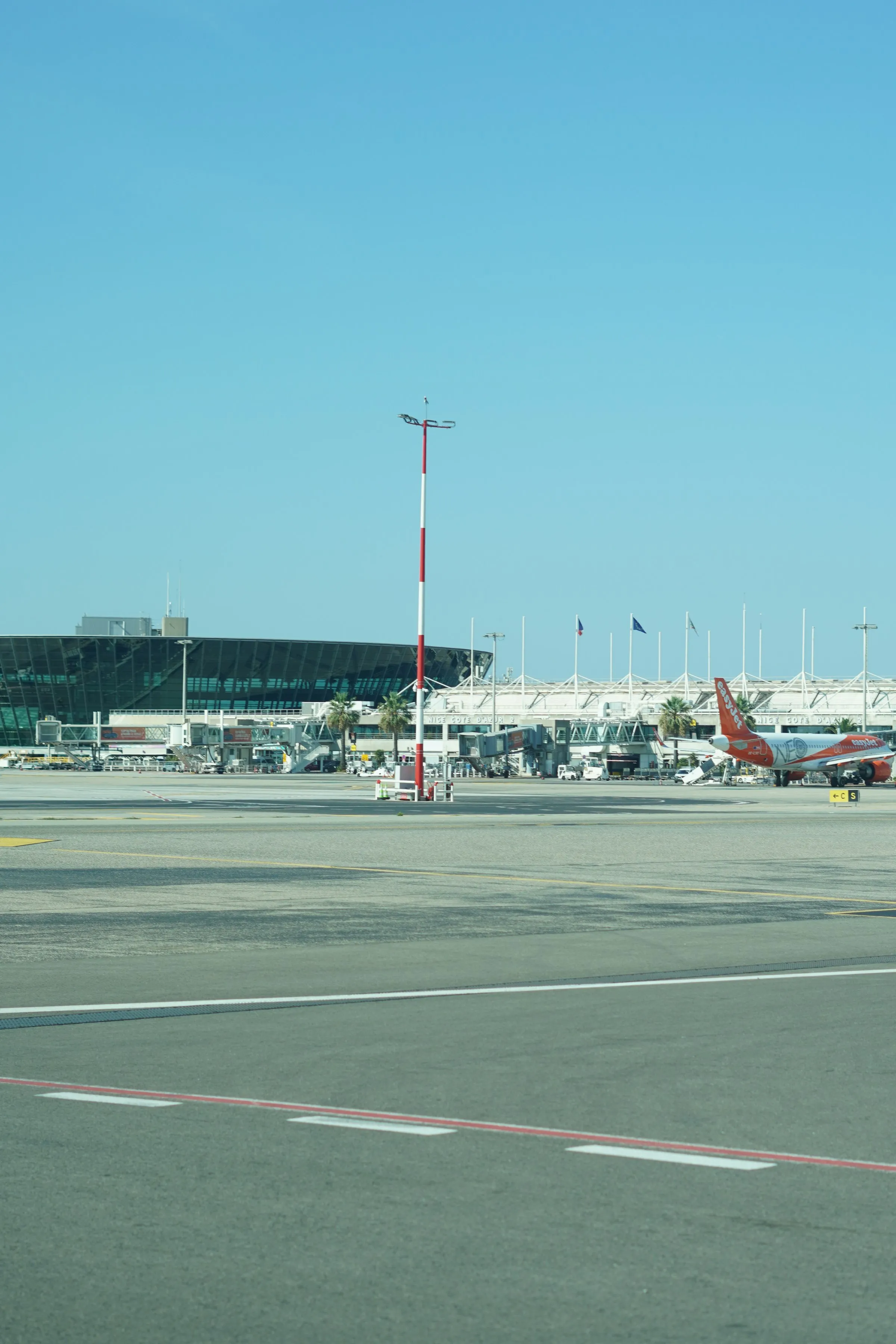 Un avion sur la piste de l'aéroport Nice Côte d'Azur, au bord de la mer