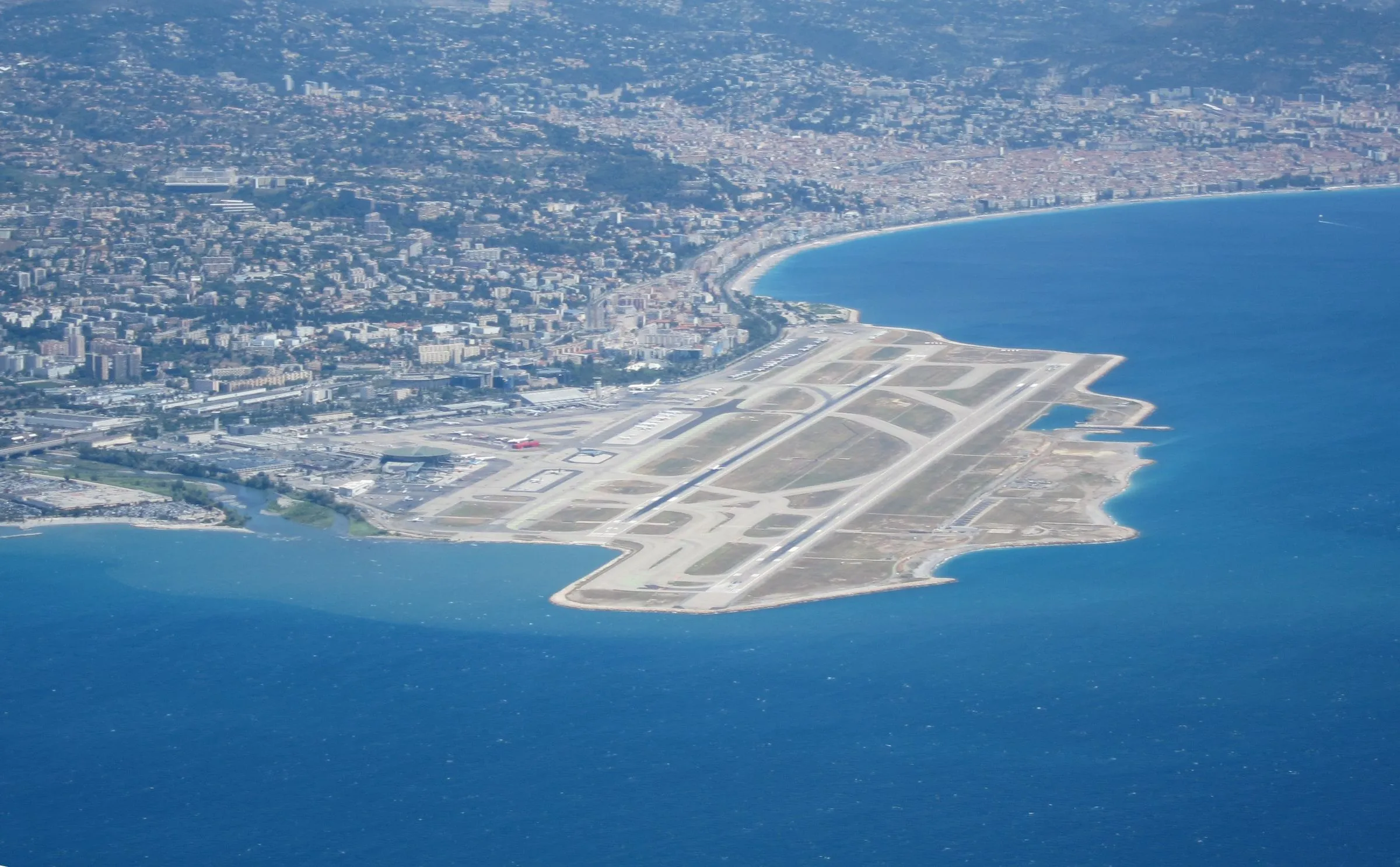 Vue aérienne de l'aéroport Nice Côte d'Azur, posé au bord de la mer
