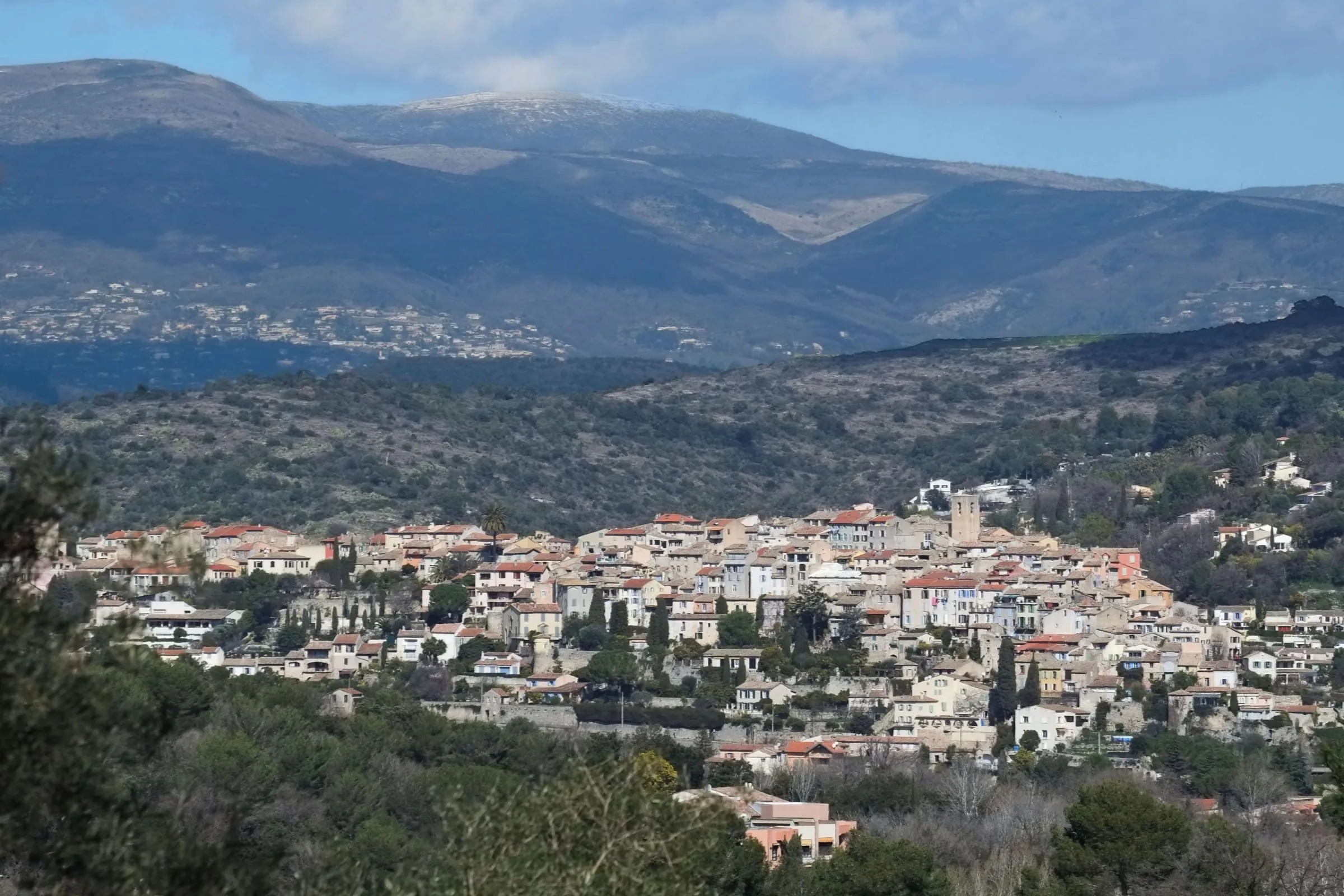 Le village de Biot vu du chemin de l'Orangerie