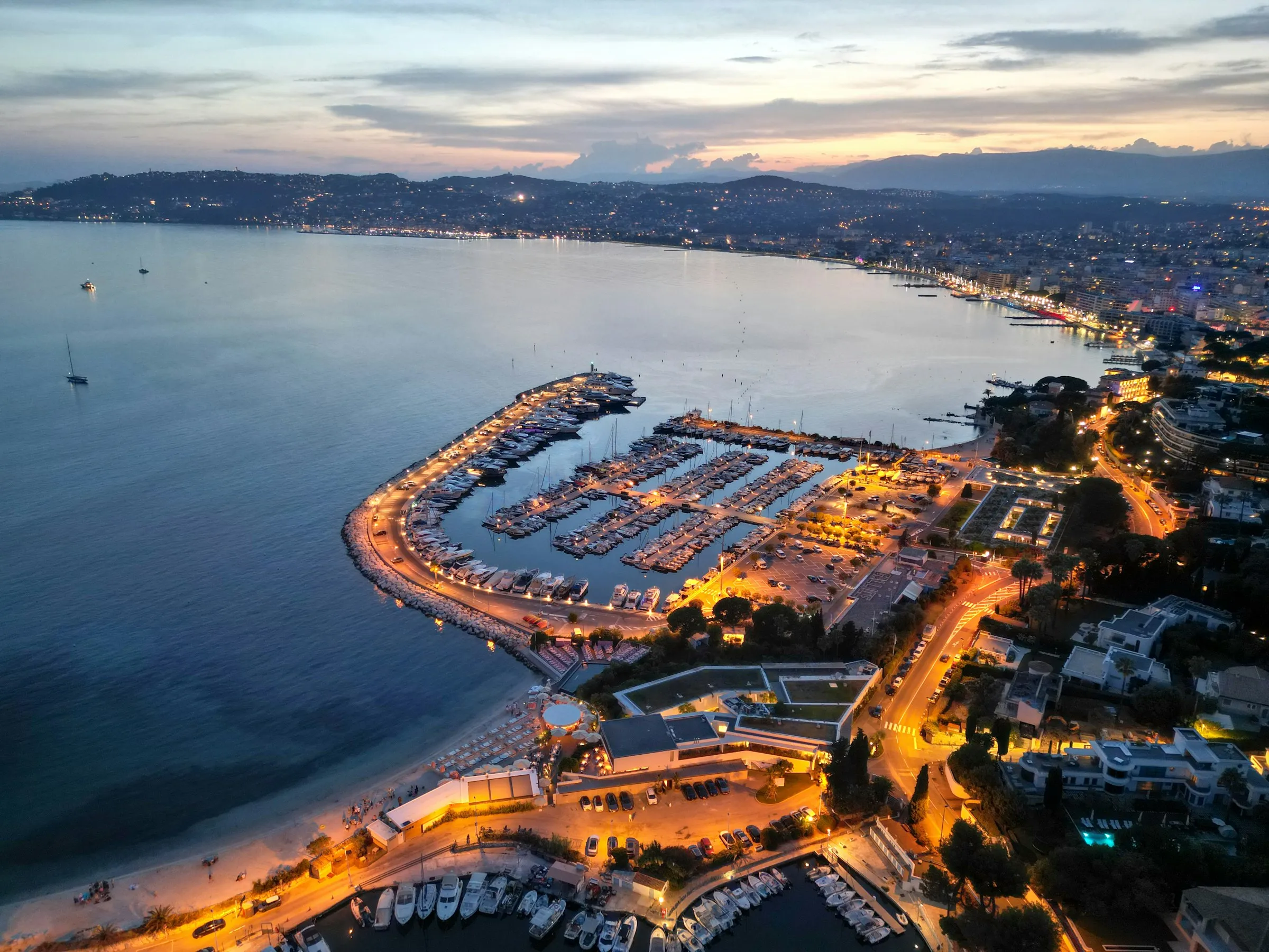 La baie de Cannes et son port de nuit, vus du ciel
