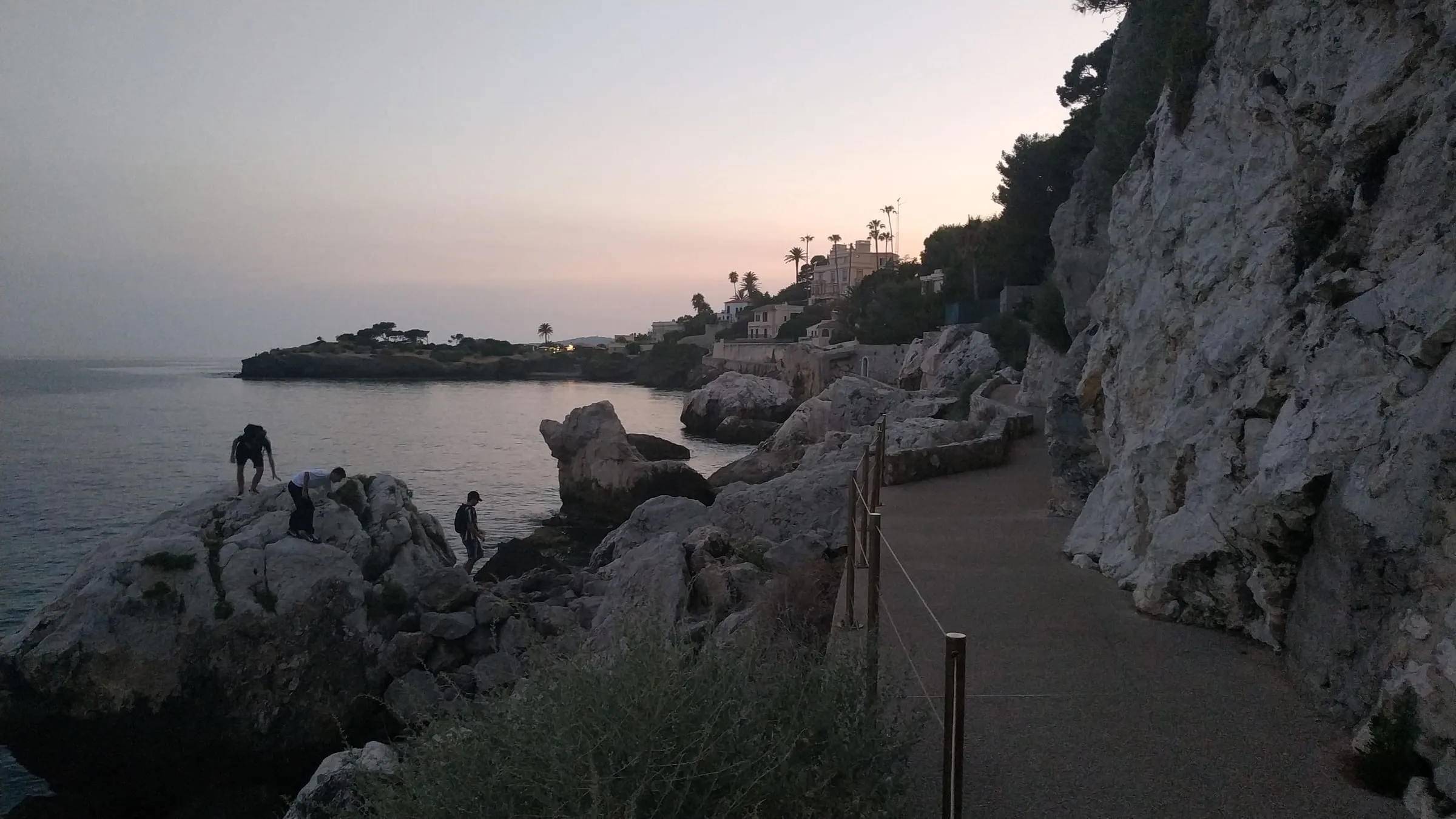 Le sentier du littoral de Cap-d'Ail au crépuscule