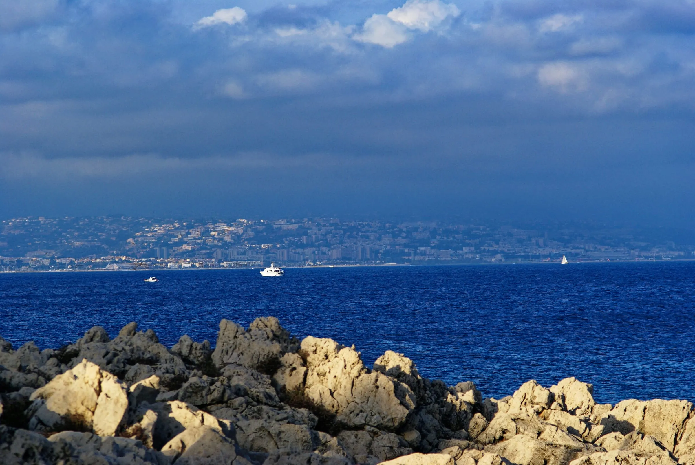 La côte rocheuse du Cap d'Antibes