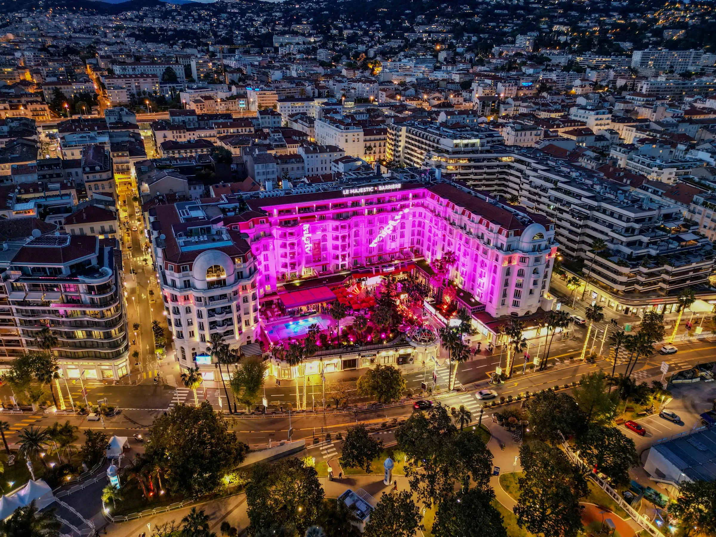 La Croisette de nuit et l'hôtel Martinez illuminé