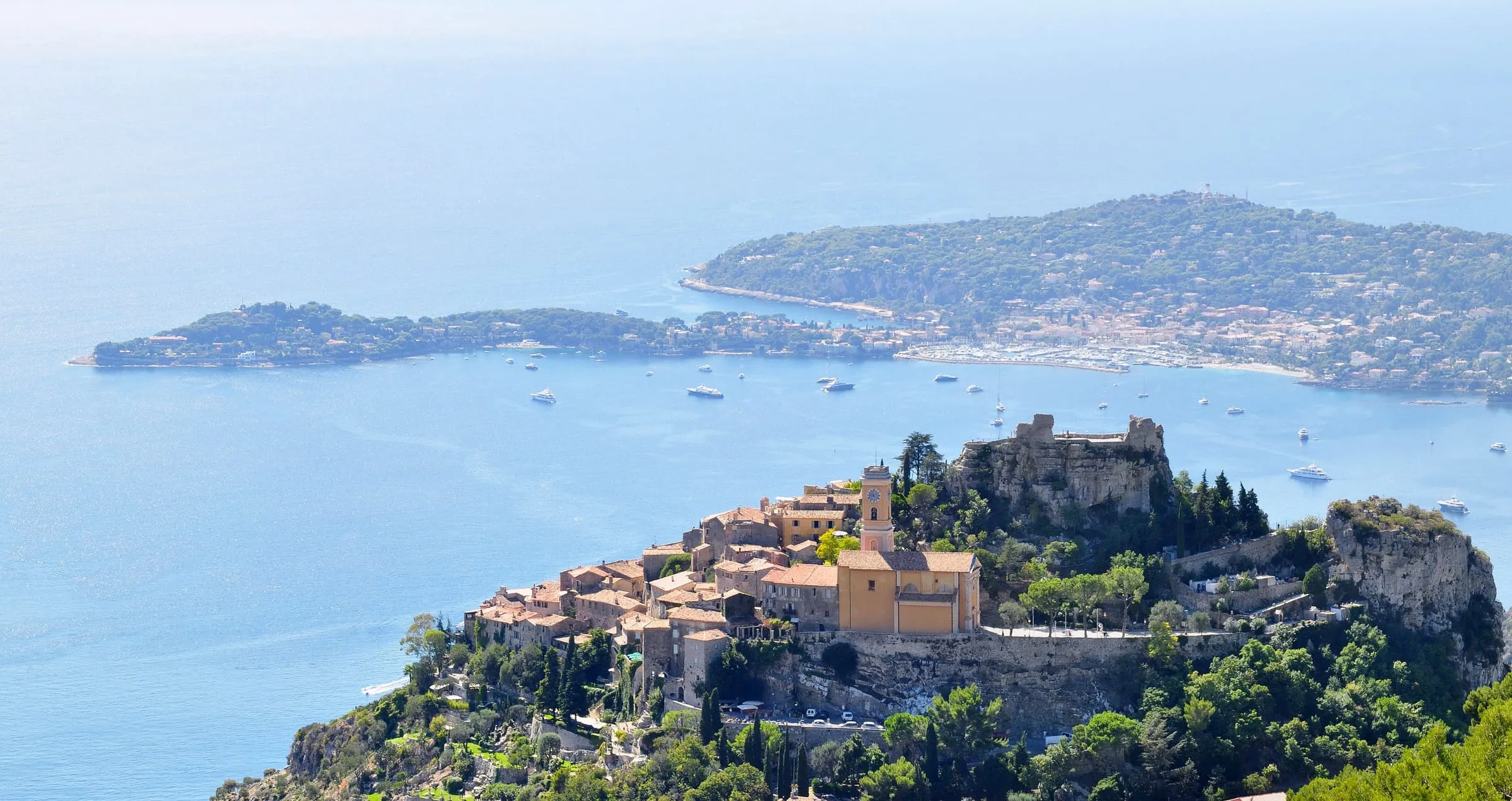 Èze et le cap Ferrat vus de la Grande Corniche