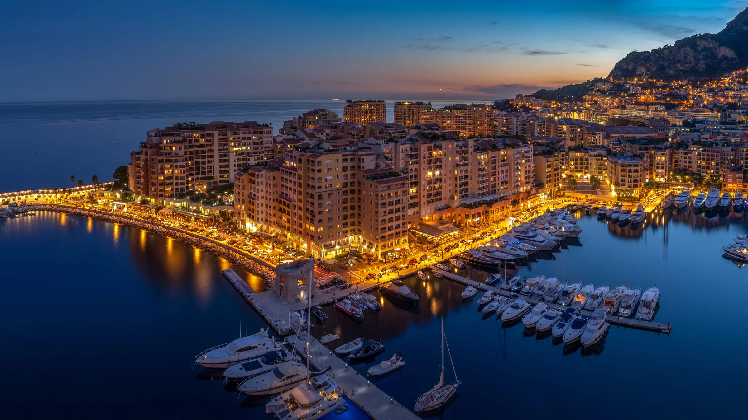 Le port de Fontvieille à Monaco au crépuscule