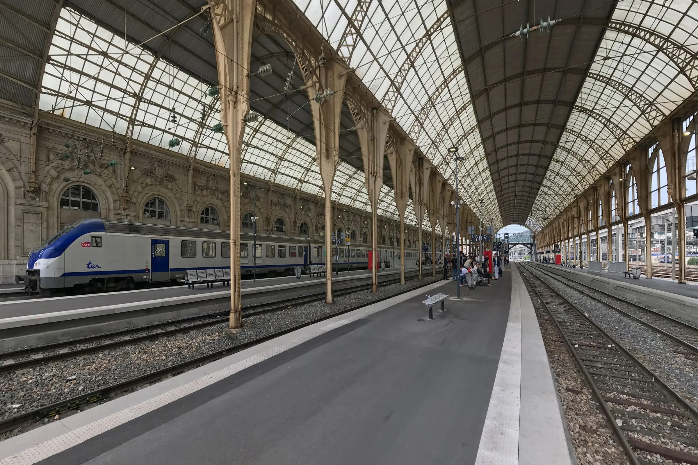 La grande halle des quais de la gare de Nice-Ville