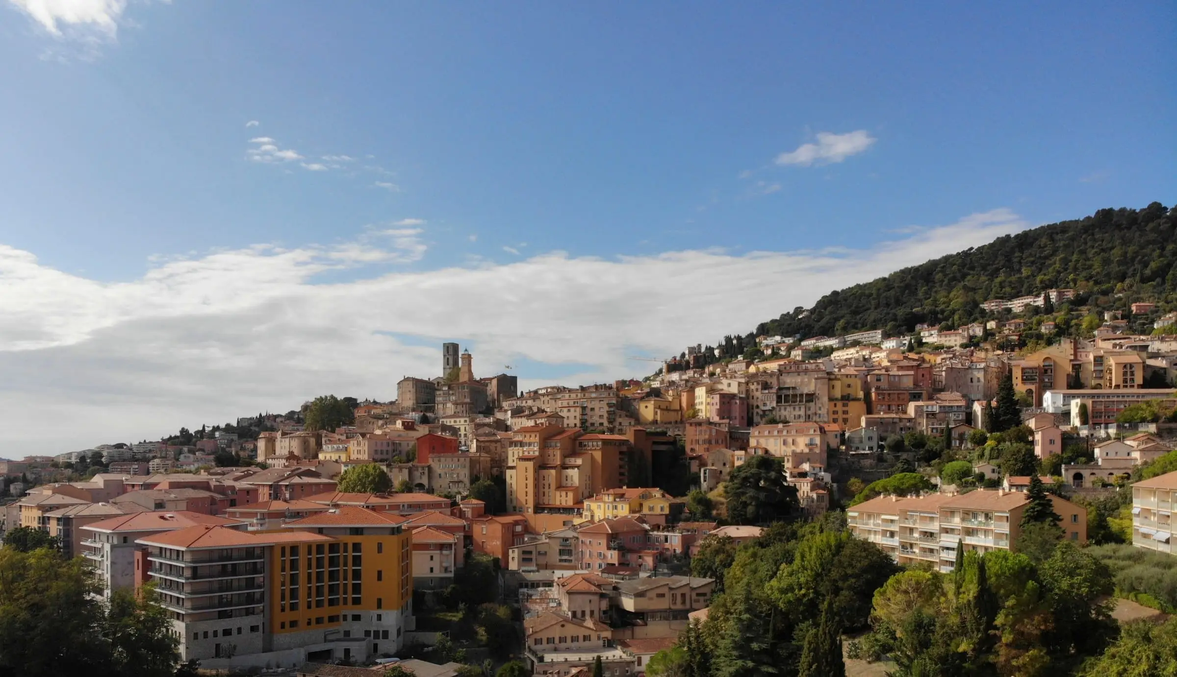 La vieille ville de Grasse et sa cathédrale sur la colline