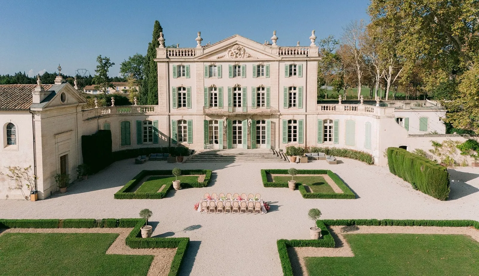 Table de réception de mariage dressée dans un château de Provence