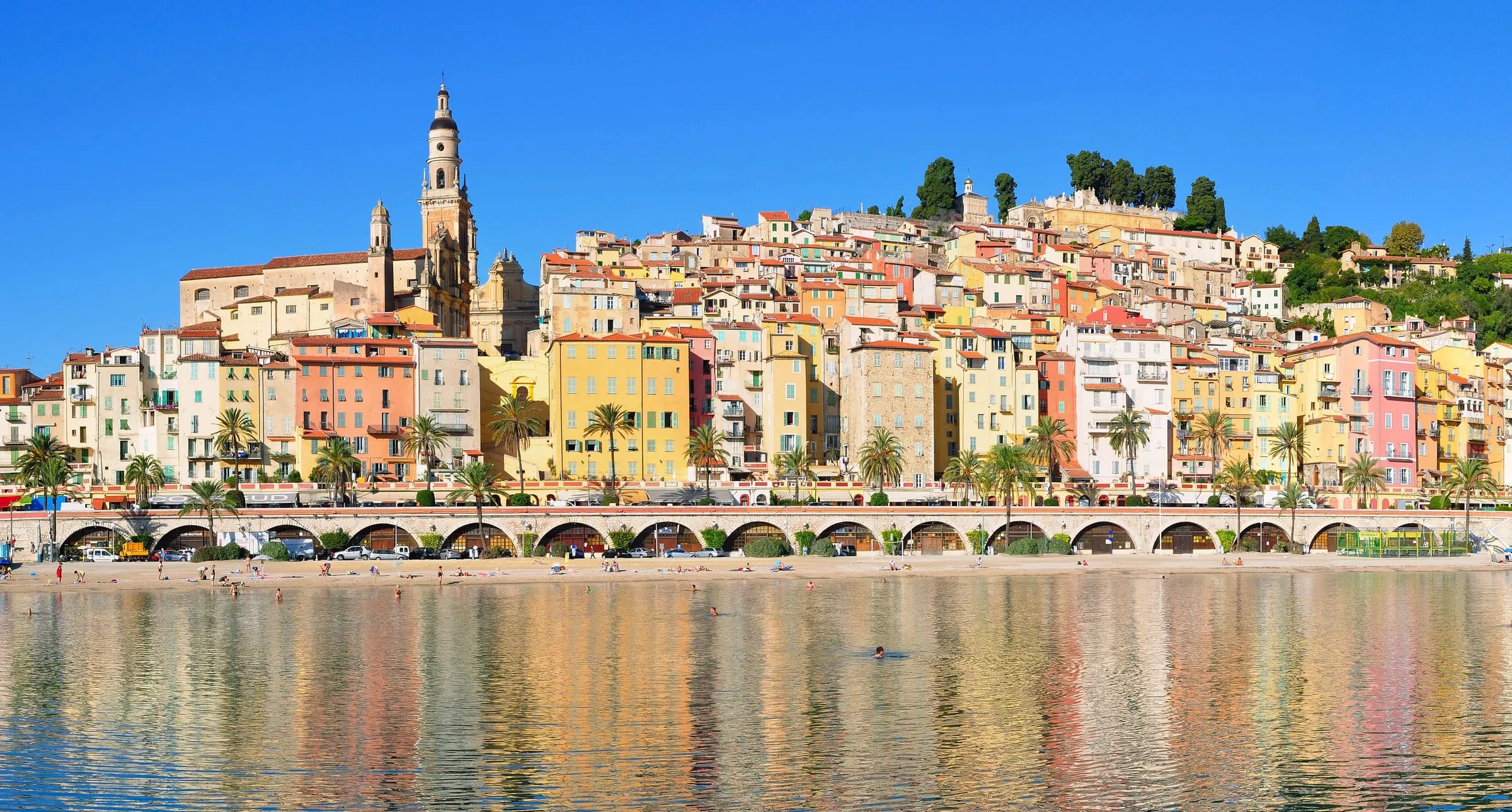Menton, dernière ville avant l'Italie, vue depuis la mer
