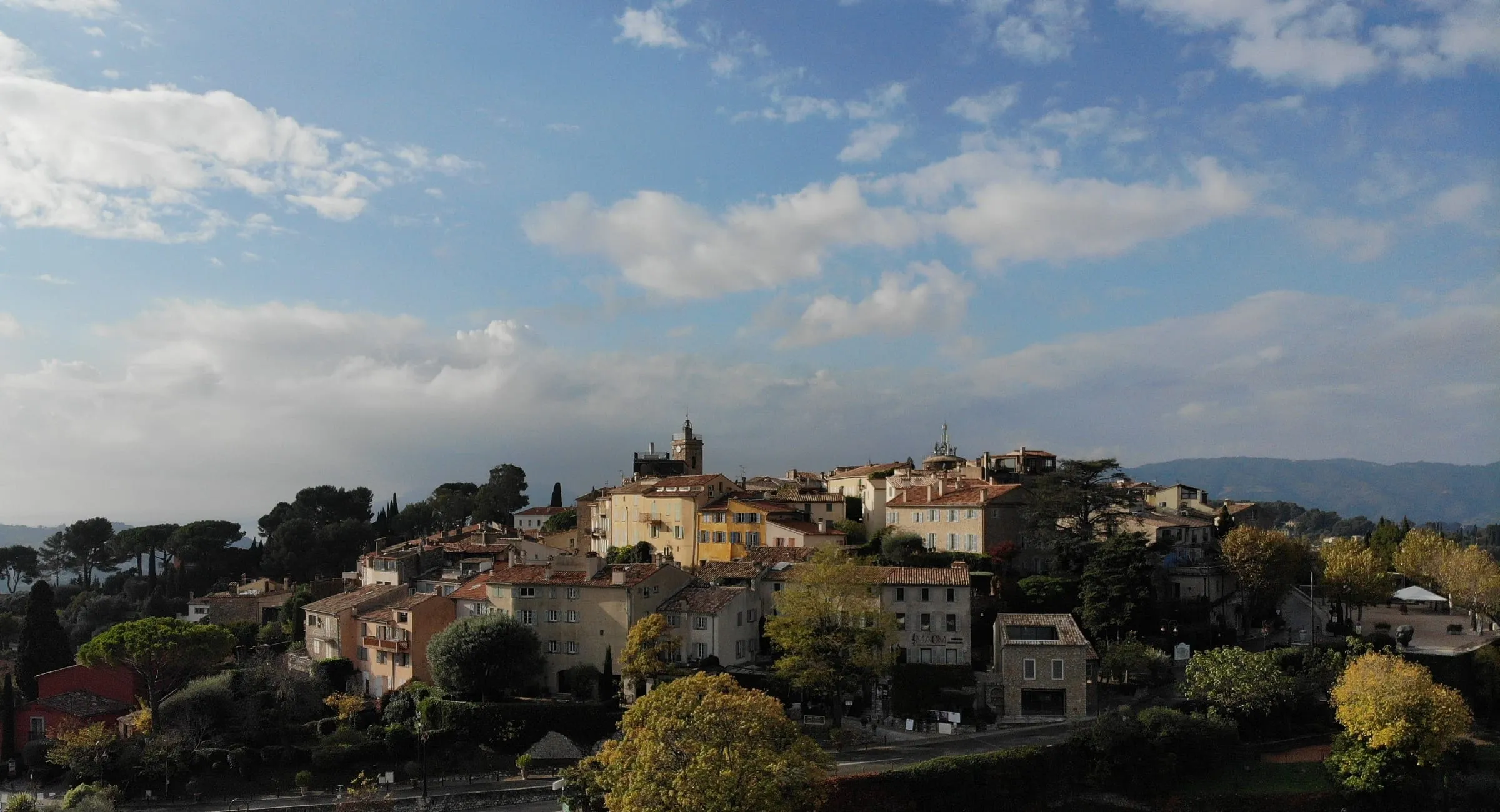 Le village perché de Mougins en lumière rasante