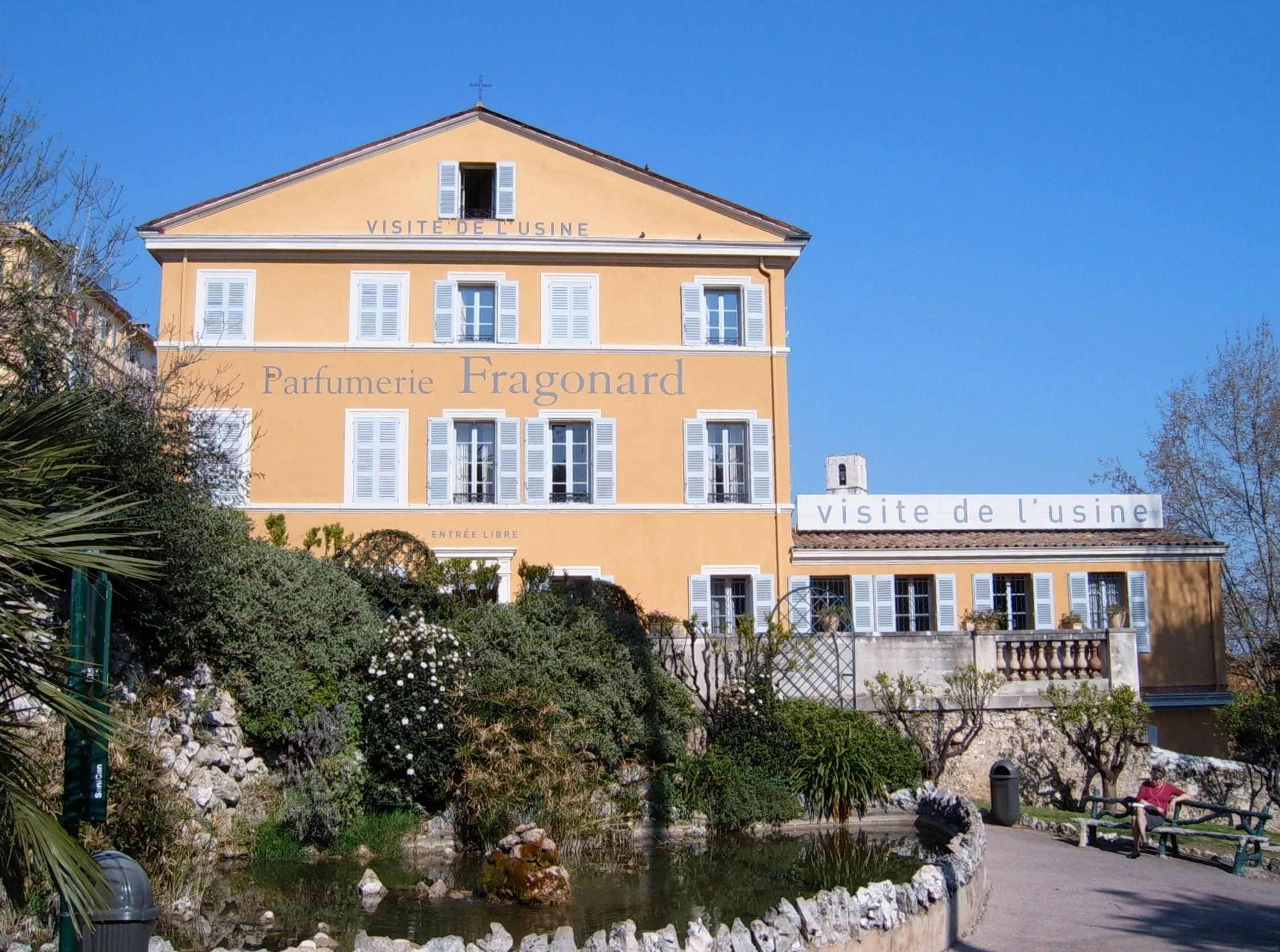 La façade de l'usine historique Fragonard à Grasse