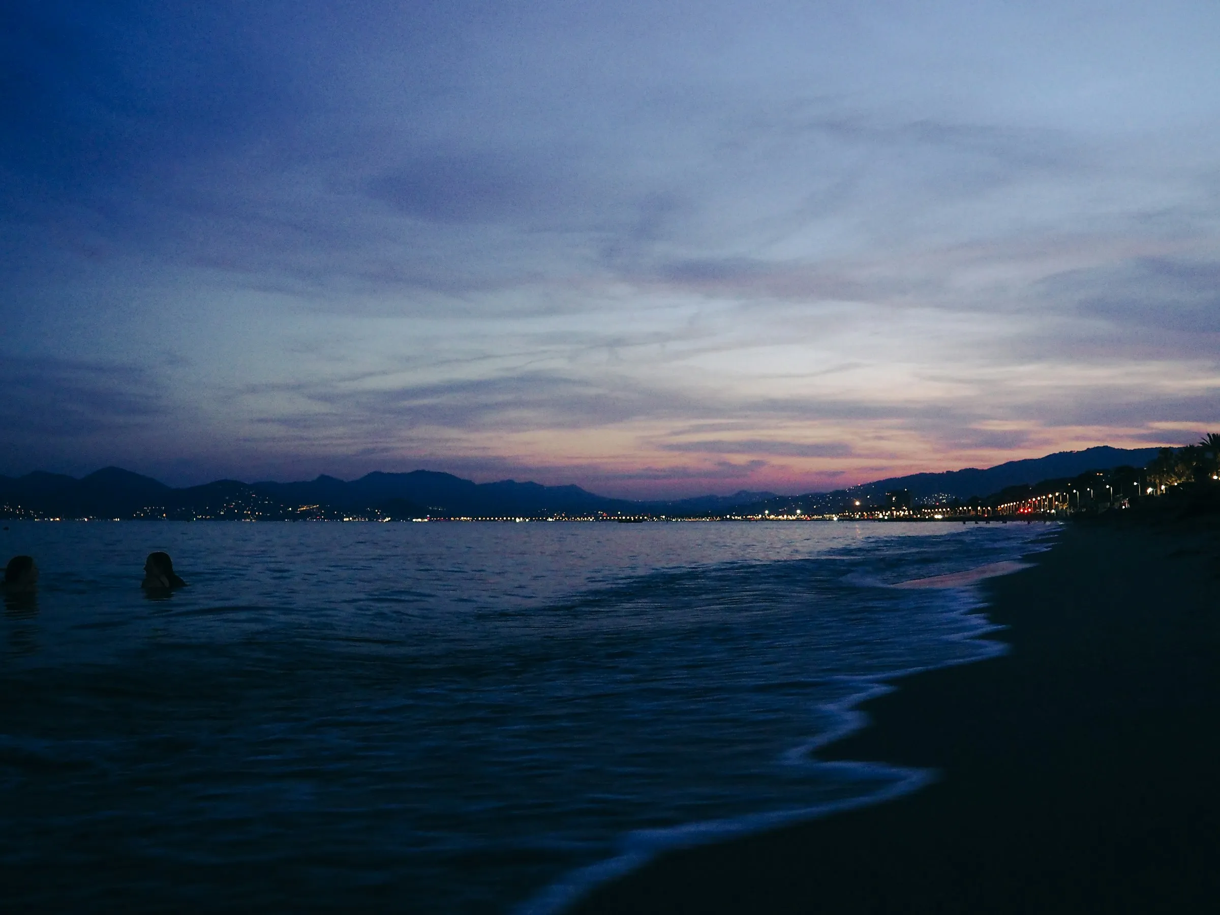 Une plage de Cannes au crépuscule