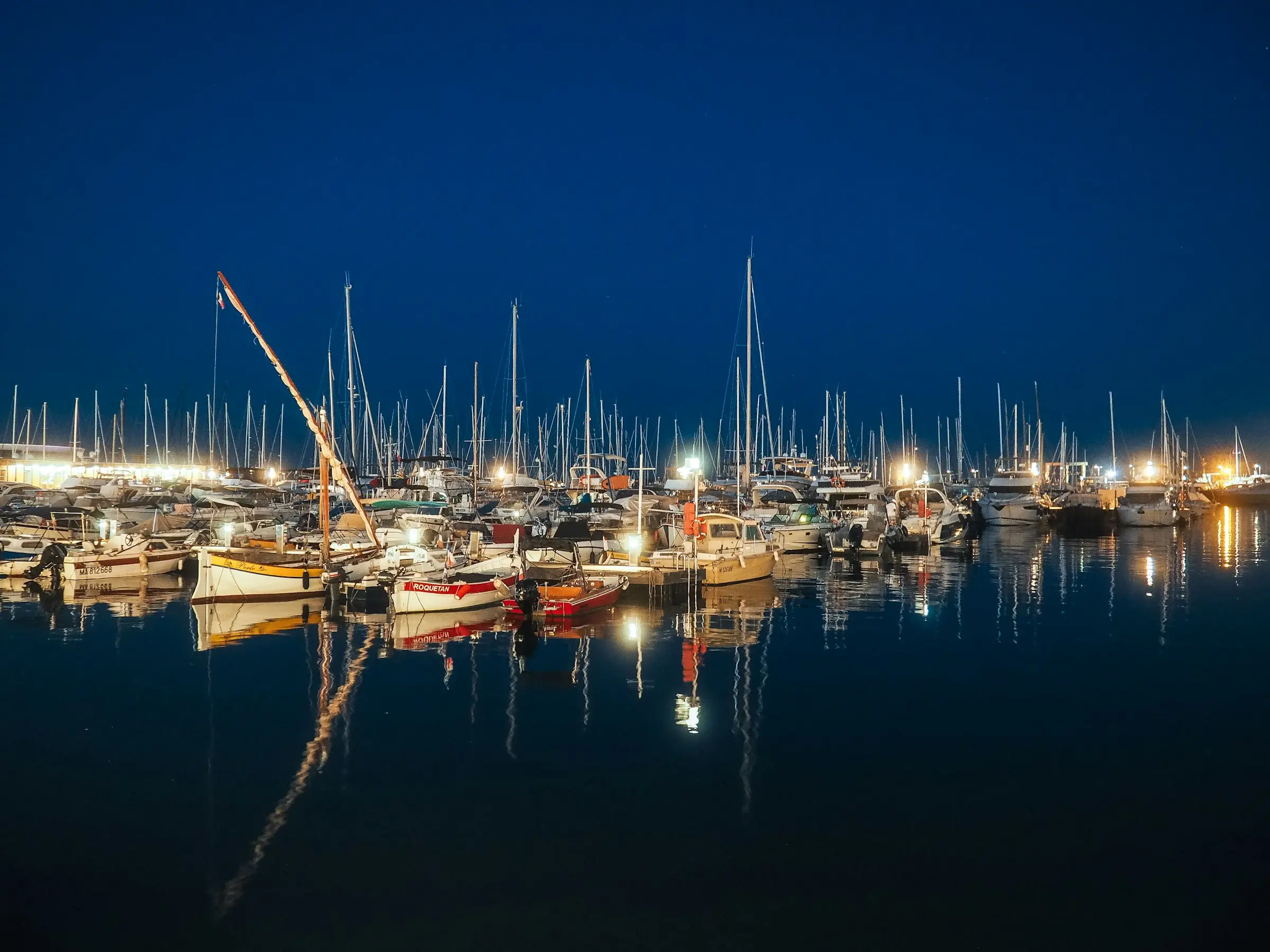 Le port de Cannes et le Suquet de nuit