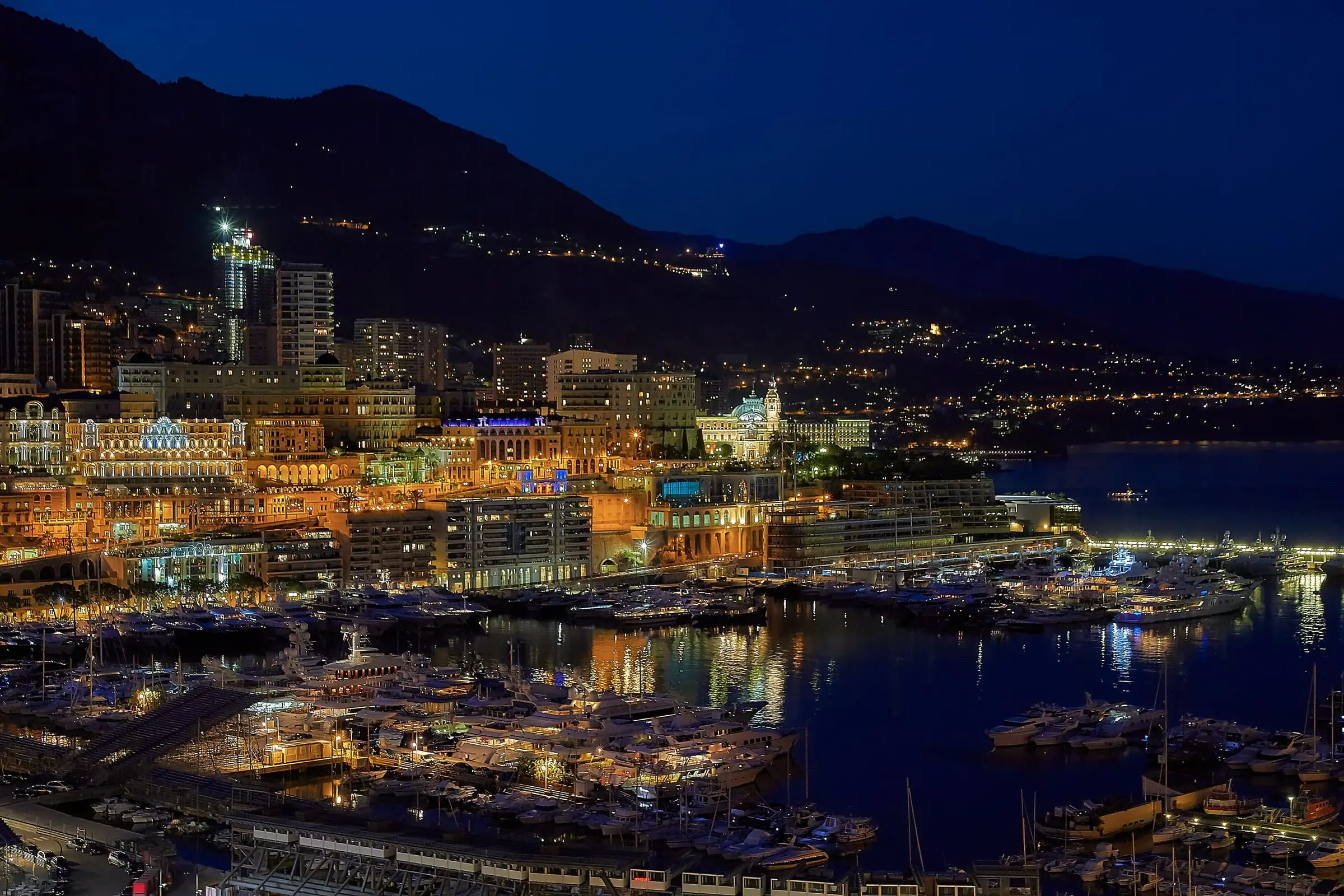 Monaco et le port Hercule de nuit, vus des hauteurs