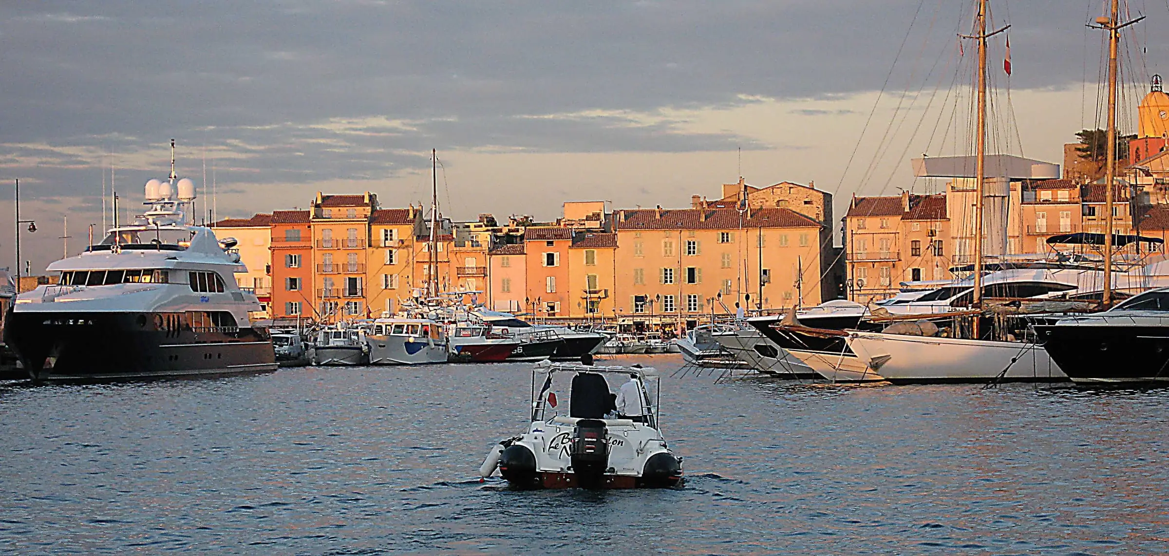 Le port de Saint-Tropez et ses quais au coucher du soleil