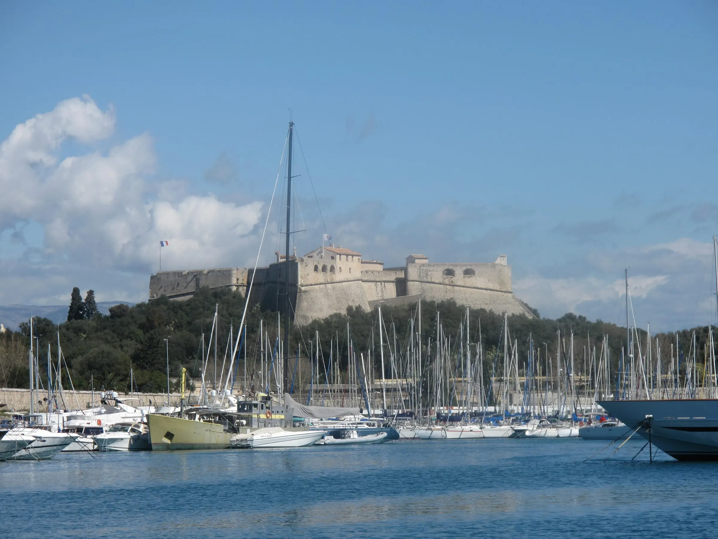 Le port Vauban et le Fort Carré d'Antibes