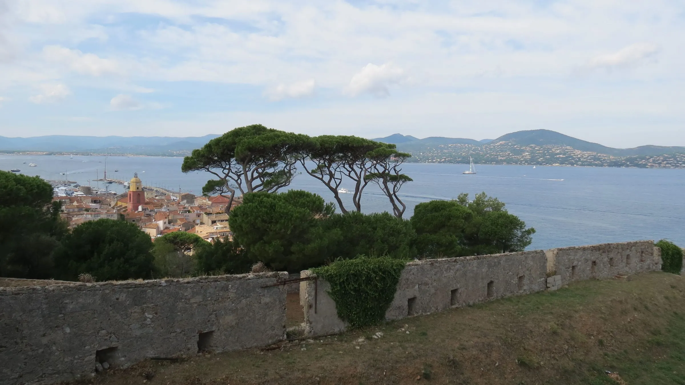 Le golfe et la presqu'île vus des remparts de la citadelle de Saint-Tropez