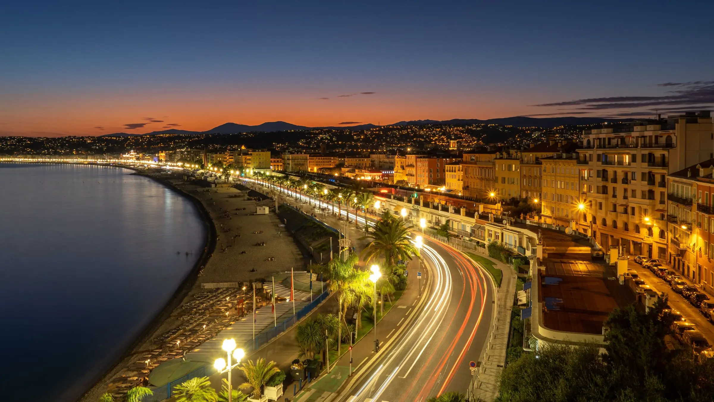 La Promenade des Anglais et la baie des Anges à la tombée de la nuit