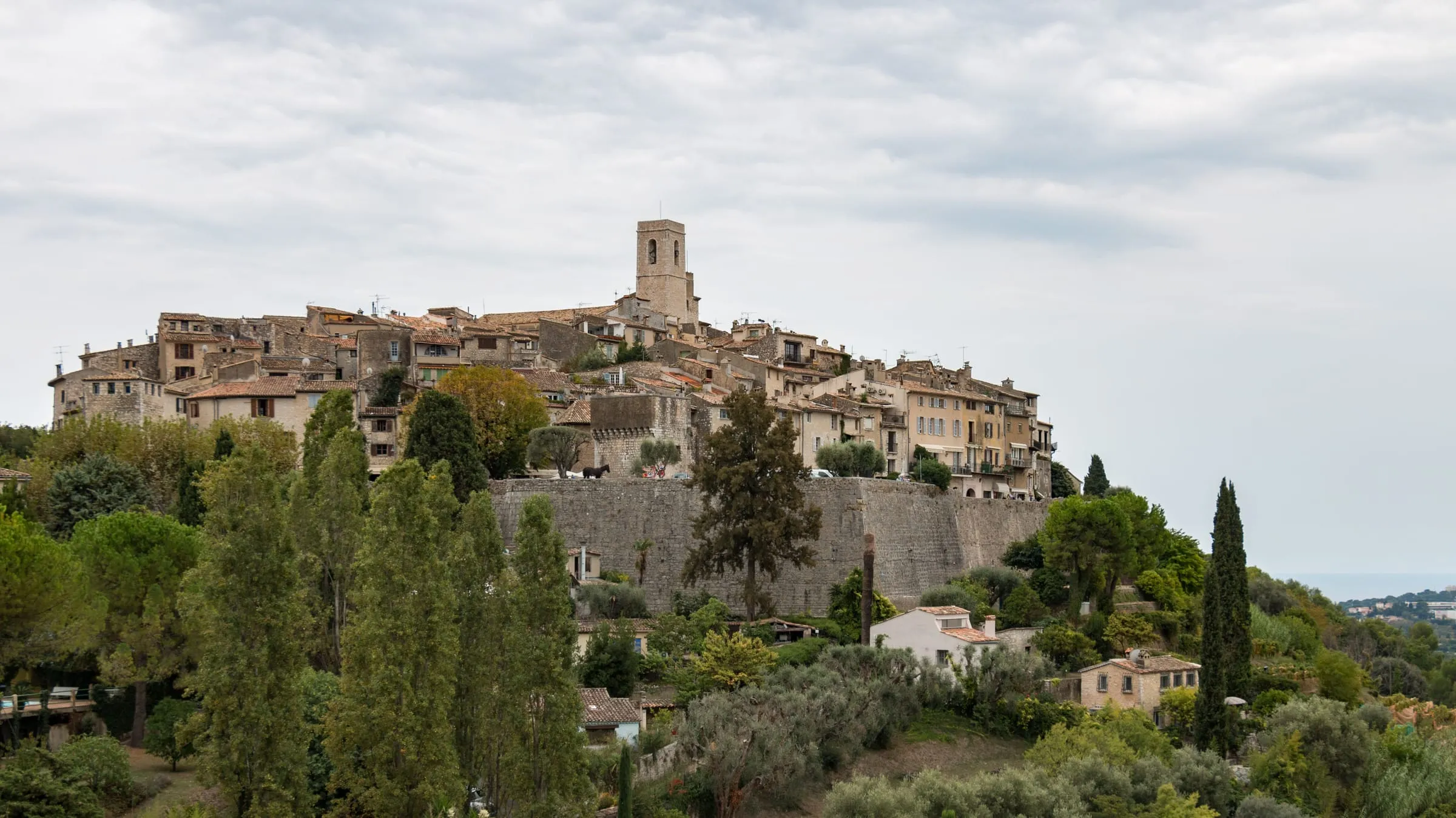 Le village de Saint-Paul-de-Vence sur sa colline