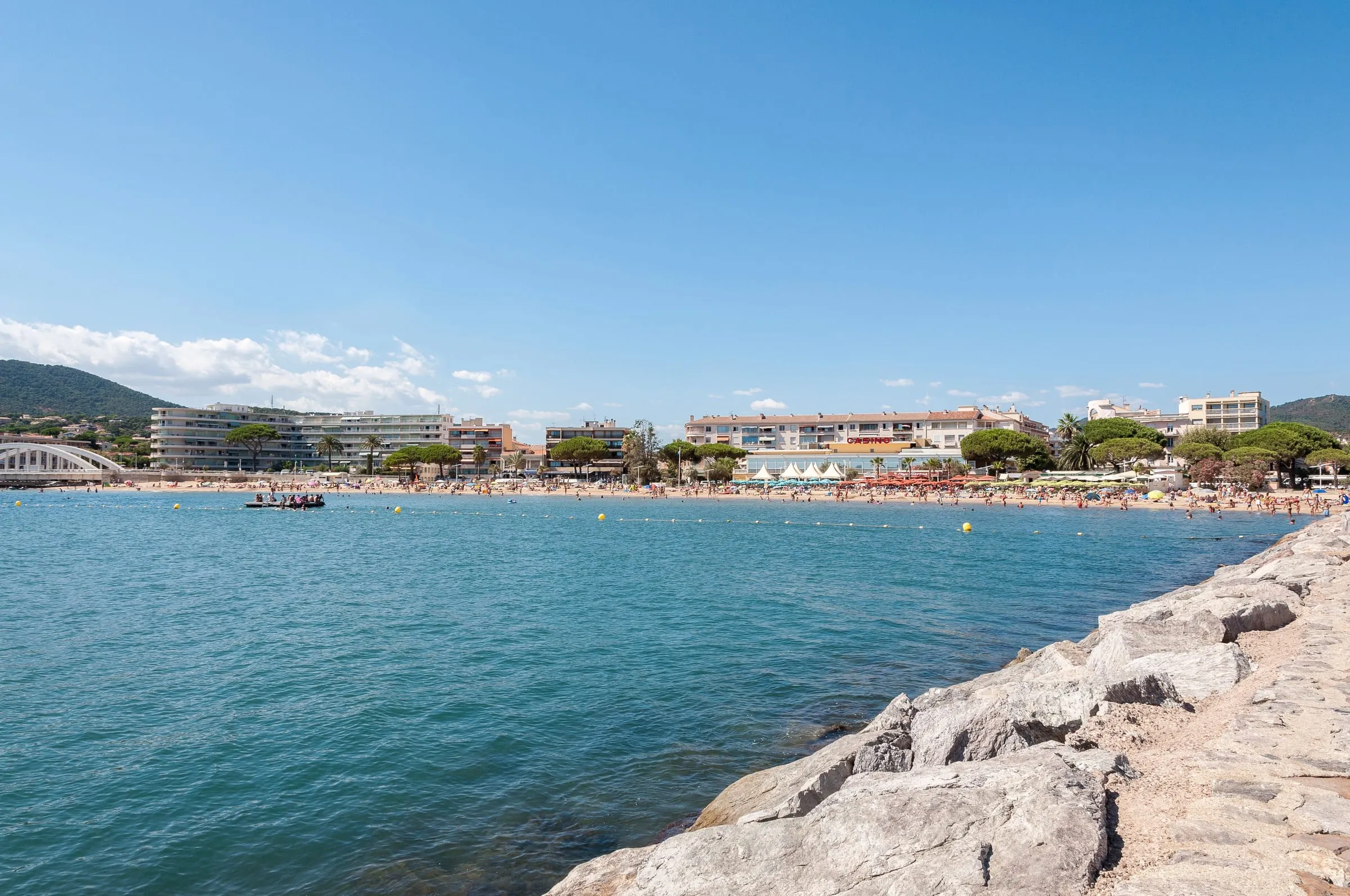 La plage et la ville de Sainte-Maxime, sur le golfe de Saint-Tropez