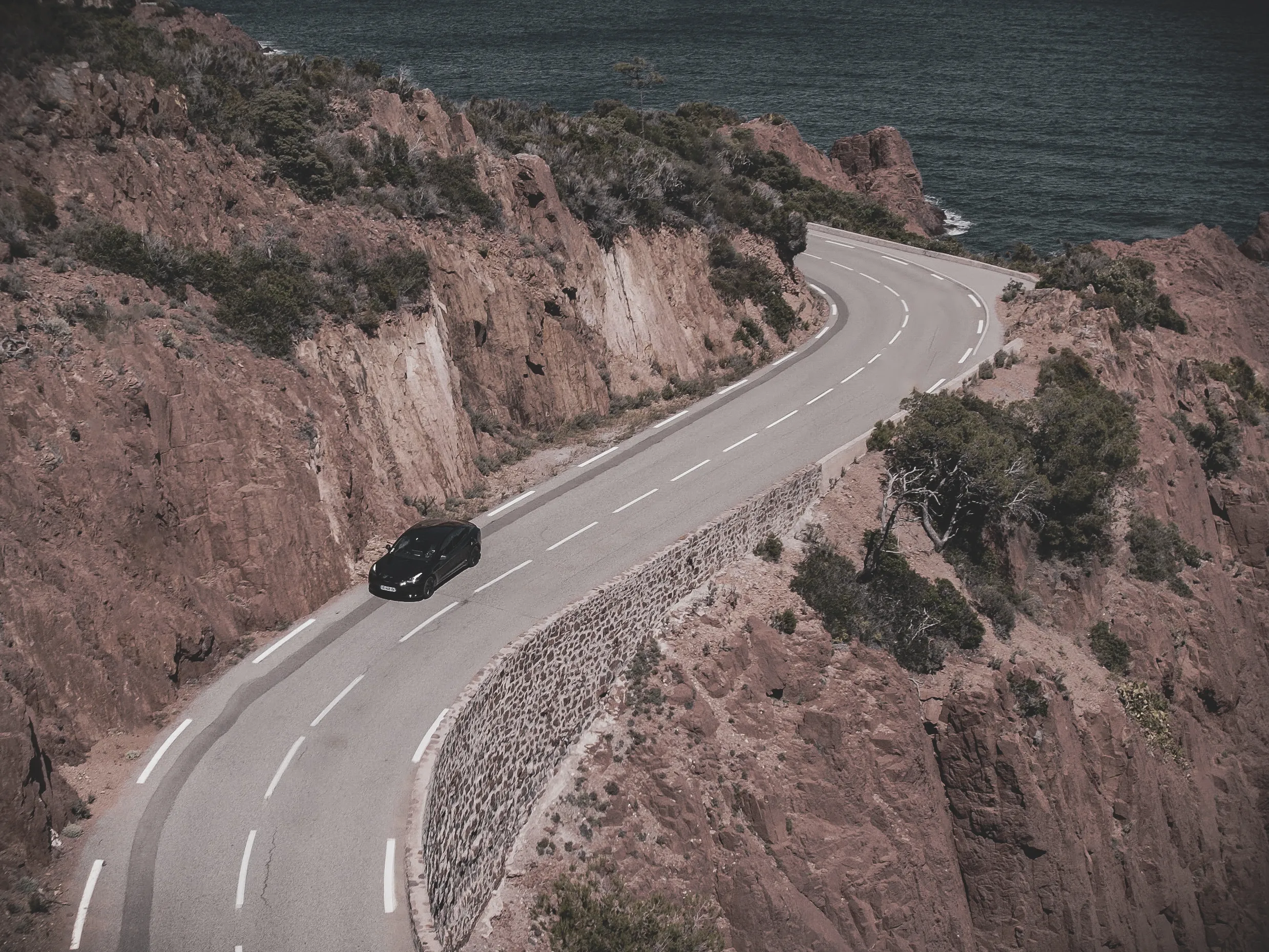 Tesla Everdrive sur la route en corniche, au-dessus des falaises