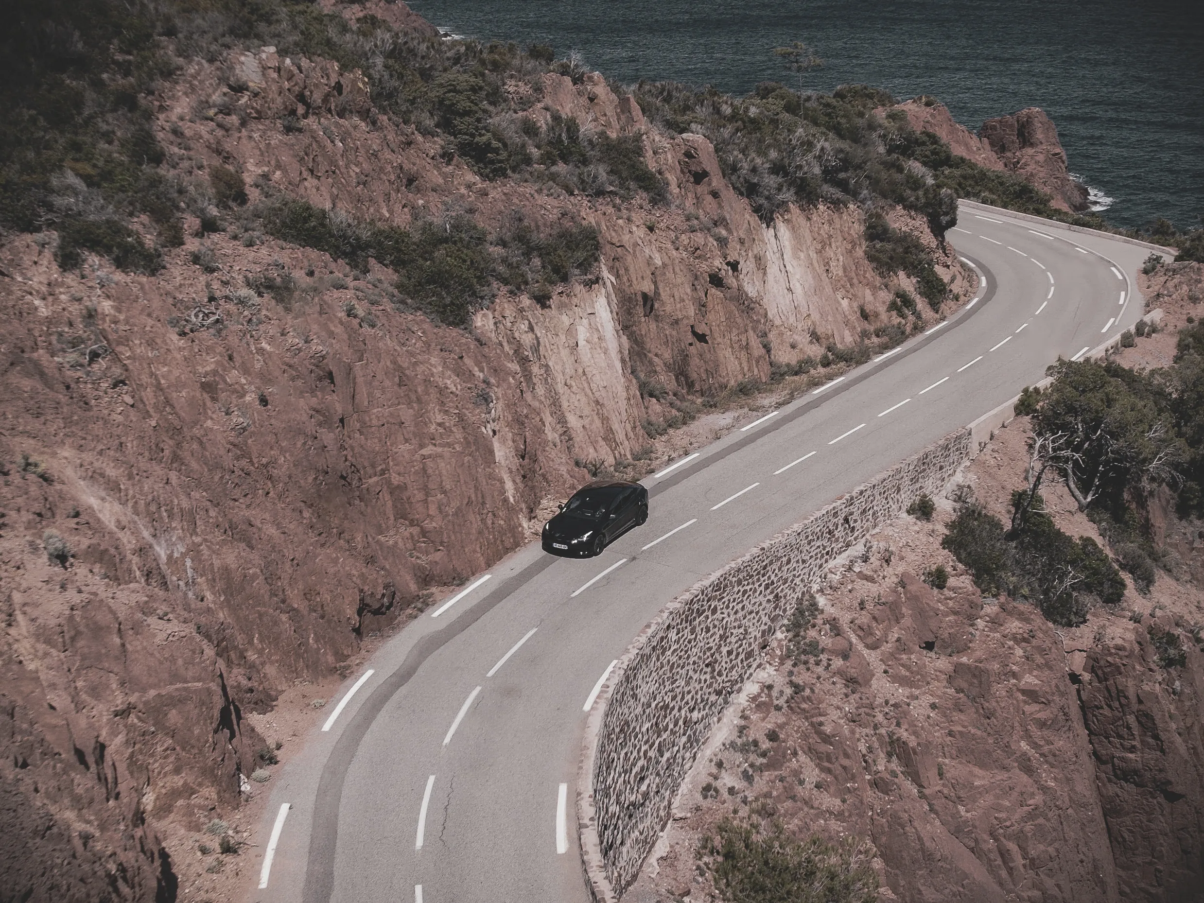 Tesla Everdrive sur la route en corniche