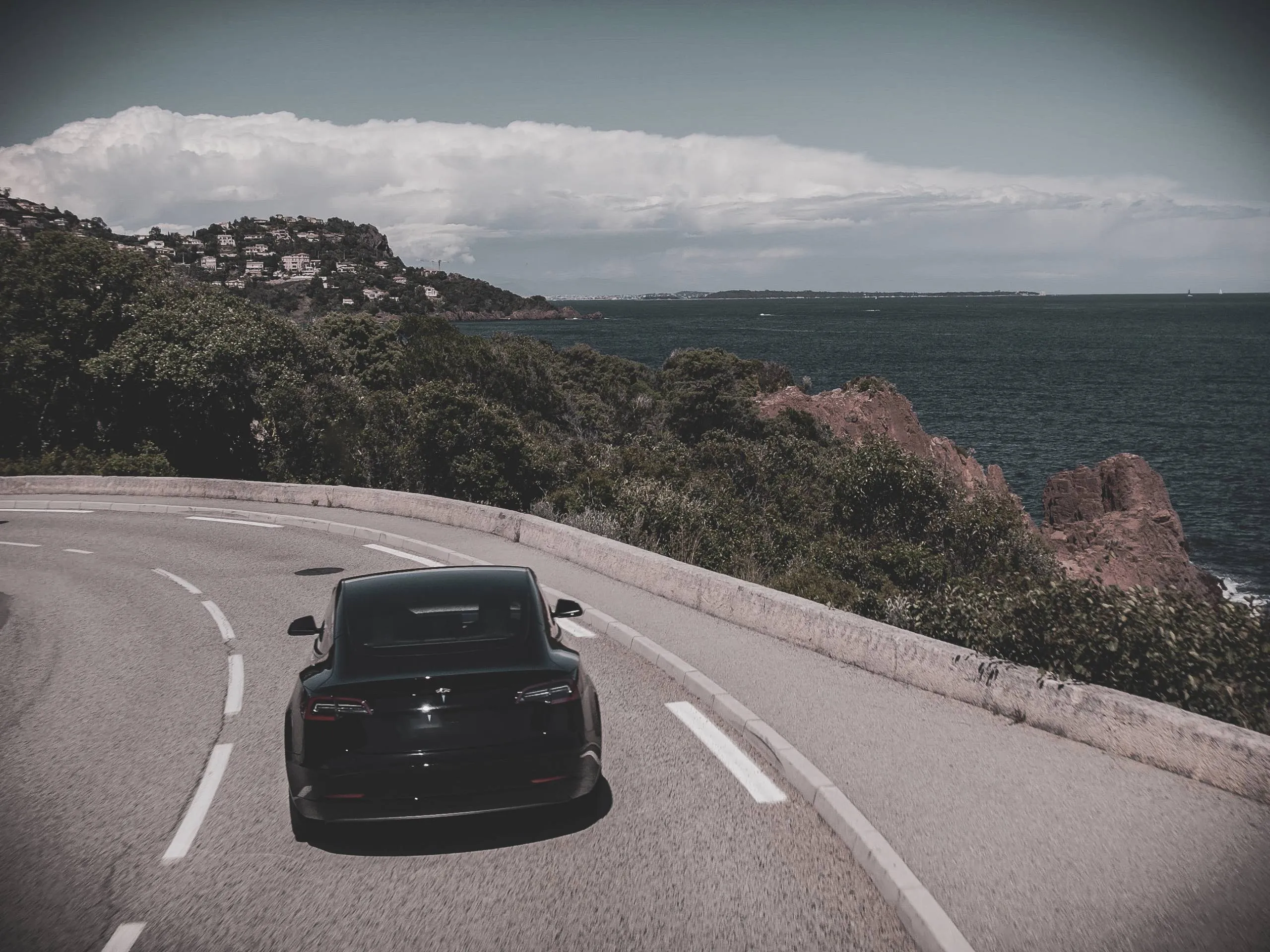 Tesla Everdrive dans un virage de la corniche