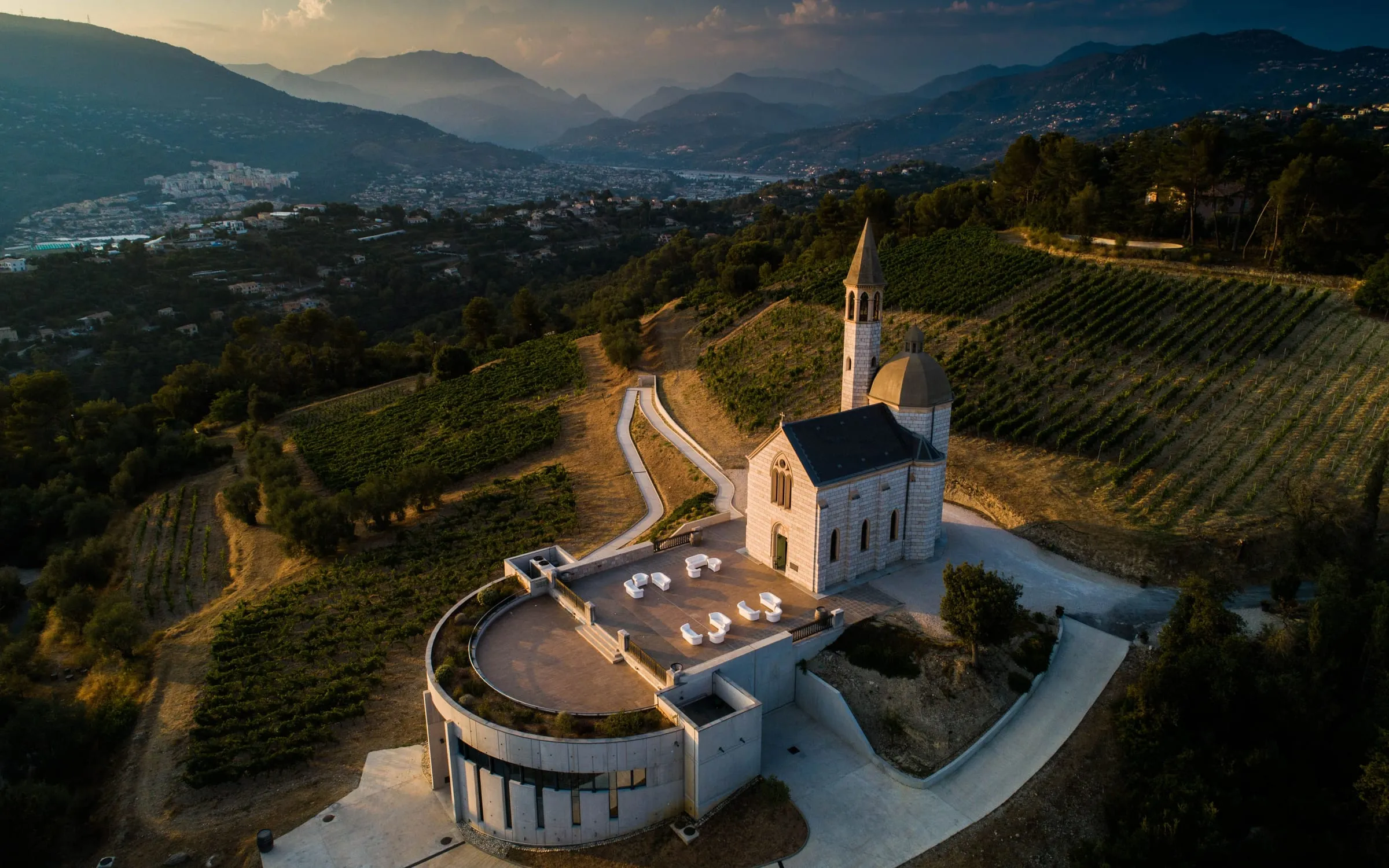 Chapelle et vignes du château de Bellet, au-dessus de Nice