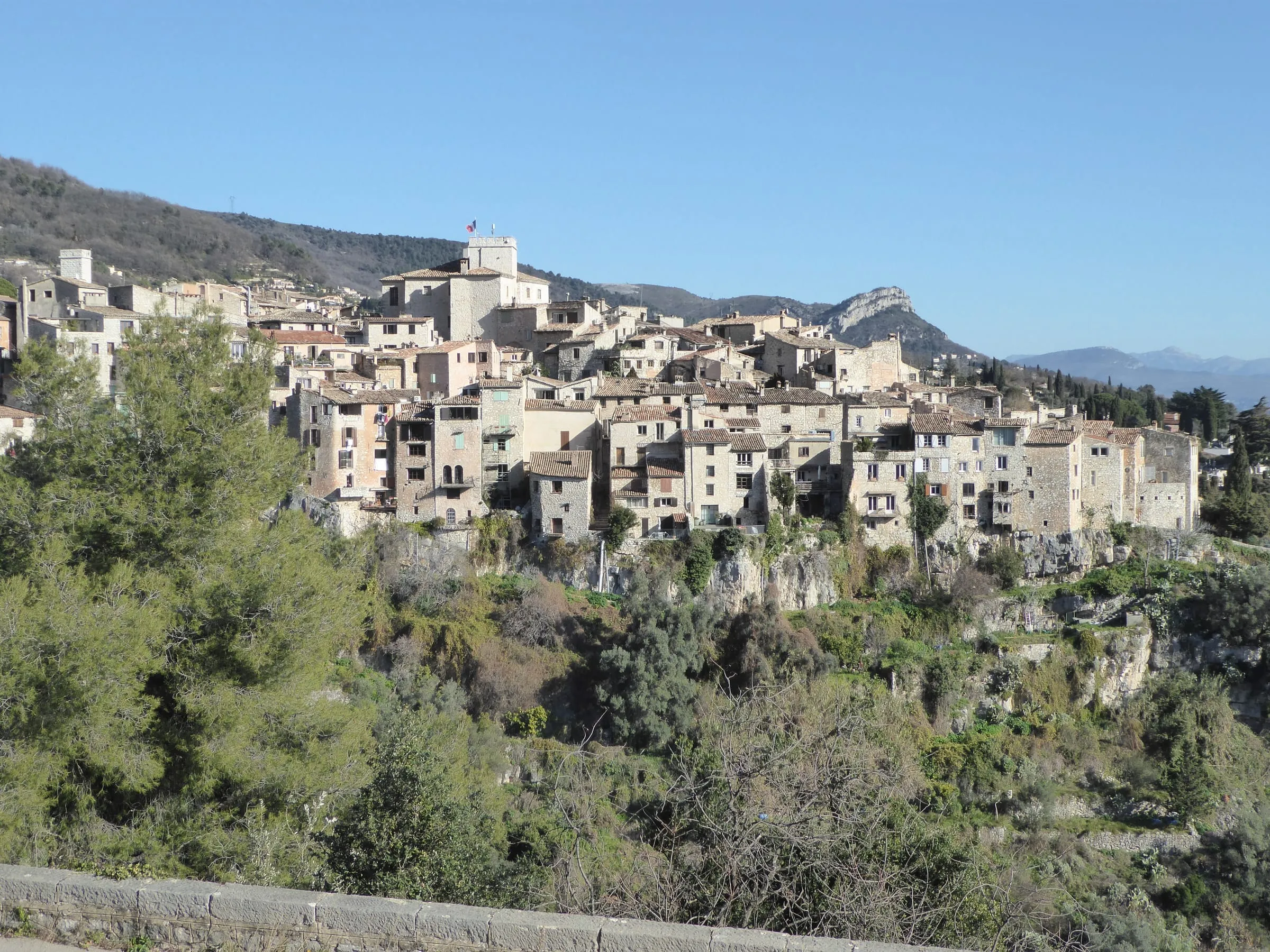 Tourrettes-sur-Loup sur sa falaise