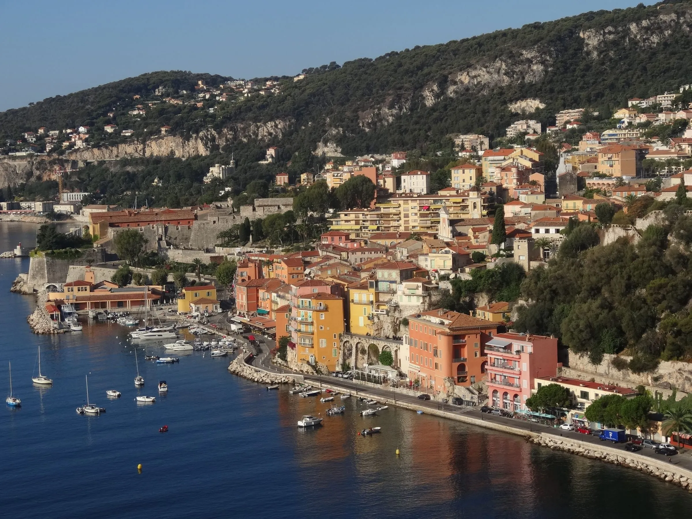 La rade de Villefranche-sur-Mer, sur la route de la Corniche