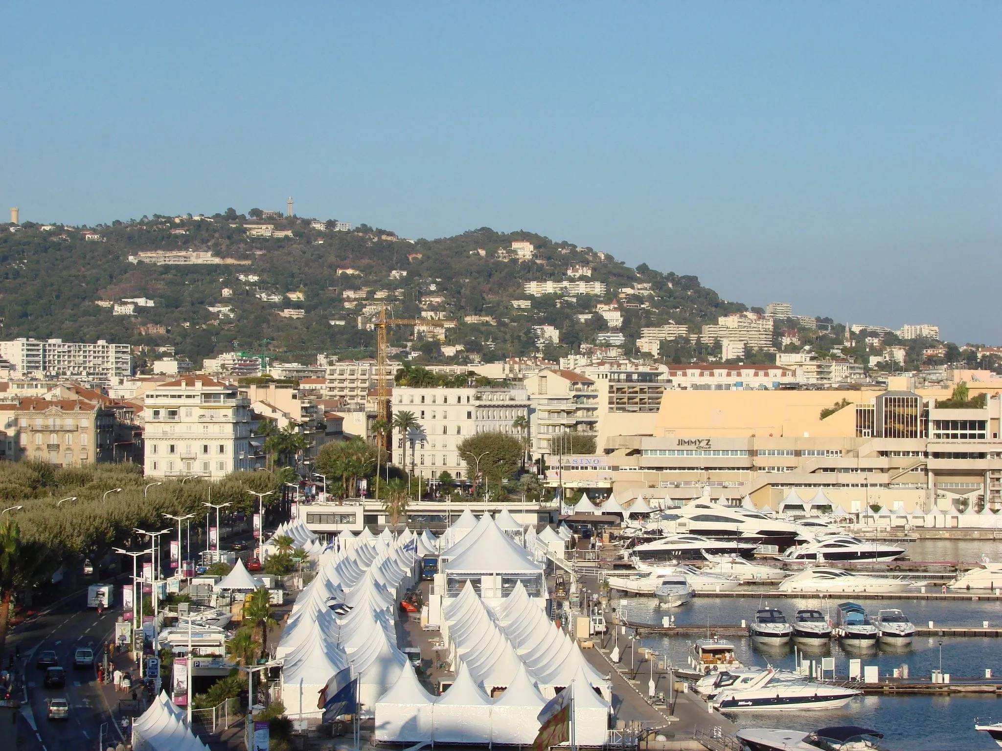 Les pontons du salon nautique installés au Vieux-Port de Cannes