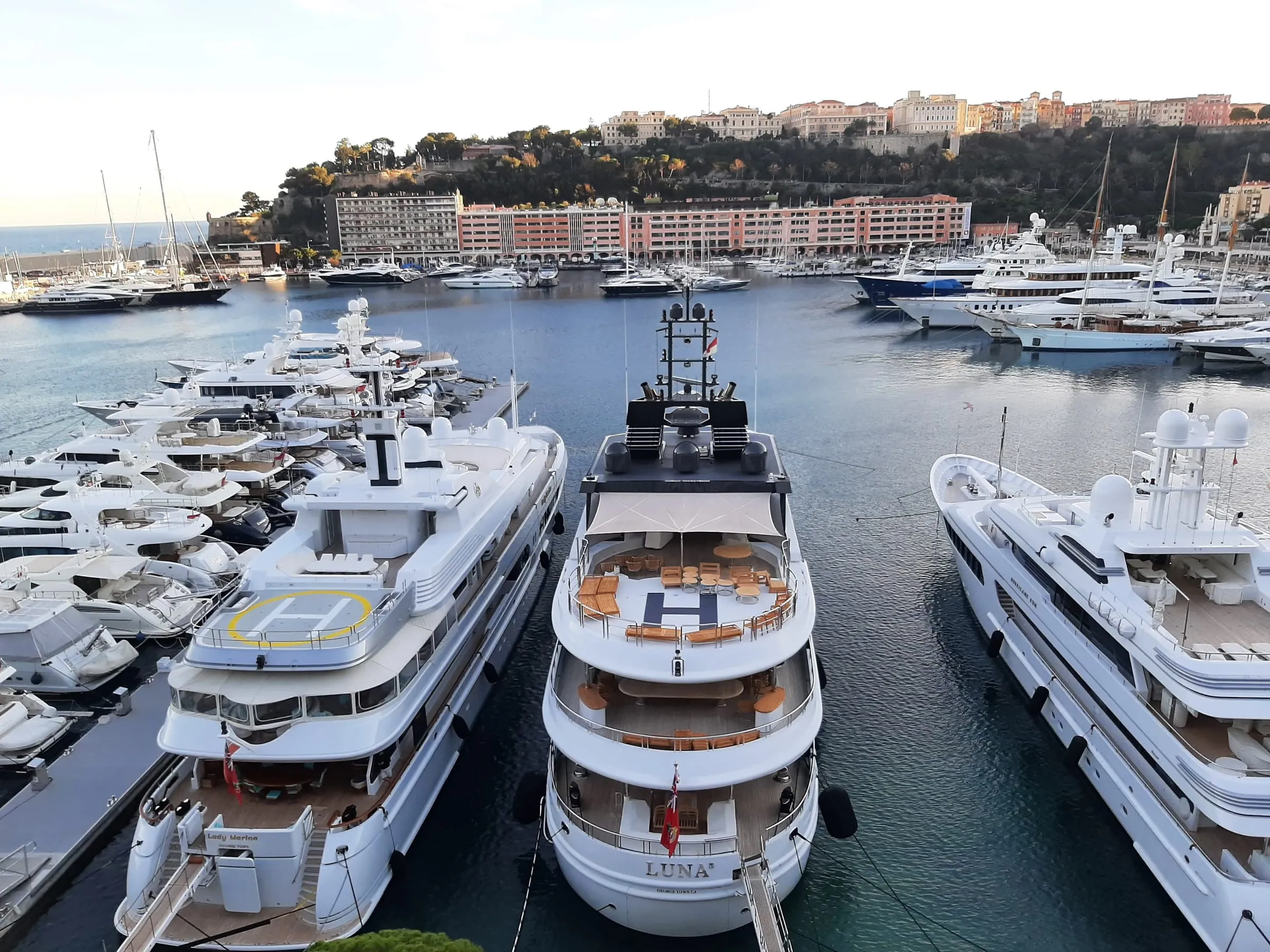 Yachts amarrés au port Hercule, à Monaco